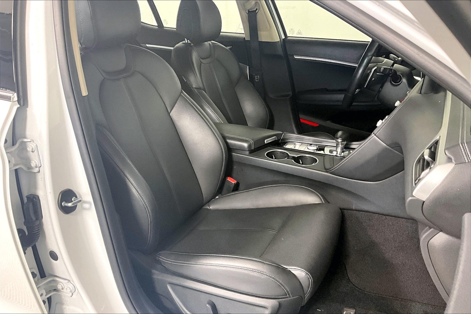 Used Uyuni White 2023 Genesis G70 2.0T for Sale in Olive